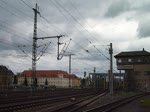 E 77 10 fährt am 18.04.15 durch Heidenau. Foto vom Bahnsteigende!