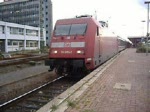 101 003-2 in orientrotem Farbschema mit dem EC100 von Chur nach Hamburg-Altona bei der Ausfahrt aus dem Dortmunder Hbf.(31.07.07)