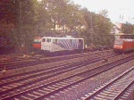 Eine 101 huscht mit IC am LOKOMOTION-Zebra 139 177 vorbei. Offenburg, 2005.