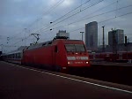 101 095 verlsst mit dem IC 2025 den HBF Dortmund