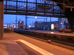 Zwei Loks der BR 101 vor einem Zug mit deutschen und  polnischen Intercitywagen. 18.3.2008, Berlin Ostbahnhof