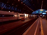 Zwischenhalt des EN 325 nach Wien Westbahnhof im Klner Hbf.
Ankunft +35min also 21:20Uhr.
Zuglok war 101 116-2.
Video vom 09.05.2008.