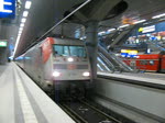 Keine Zeit zum fotografieren gehabt. Hingerannt und schon gings los! 101 144 mit einem EC nach Stralsund, der nur aus BB-Wagen gebildet wurde am 16.01. in Berlin Hbf. (Tief).