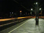 IC 2209 durchfhrt am 28. Januar 2011 im Werbelok-Sandwich den Kronacher Bahnhof ber Gleis 3. Der IC wurde von der 101 016-4  Unicef  gezogen. Am Ende schob 101 141-0  Azubis gegen Hass und Gewalt  nach.