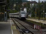 Am 15.09.2012 zieht Lok 101 028-9 ihren Zug, den sie in Singen geholt hat, durch den Bahnhof von Engen in Richtung Stuttgart .