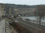 101 010-7 fhrt mit ihrem Zug am Rhein entlang in Richtung Chur, aufgenommen bei Oberwesel am 19.03.10