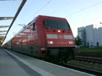 101 023-0 mit IC 2279 von Stralsund nach Karlsruhe Hbf bei der Ausfahrt um 06.25 Uhr im Rostocker Hbf(05.06.10)