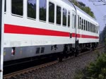 Lok der BR 101 bei Rangierarbeiten mit IC Rügen (IC 2212) auf dem Bahnhof im Ostseebad Binz.