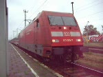 Die Br101 005-7 fährt ziemlich rasant mit EC 98 nach Stralsund aus Ribnitz-Damgarten aus.