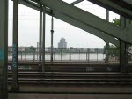 Eine 101 fhrt mit einigen IC Wagen ber die Hohenzollernbrcke in Kln, 26.