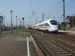 IC141 von Bad Bentheim nach Berlin Ostbahnhof bei der Einfahrt im Bahnhof Stendal.Rechts steht ICE72232 von Berlin Sdkreuz nach Hamburg-Altona.(11.04.09)