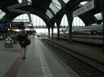 Eine BR 101 fhrt mit einem EC (Eurocity) in den Karlsruher Hauptbanhof ein.