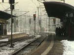 Hier erreicht IC 2806 als kleines Weihnachtsgeschenk und Ersatz fr ICE 1208 den Bahnhof Saalfeld (Saale). An der Spitze zieht 120 156-5. (24.12.2009)