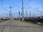 Die NOB 80508 in Richtung Westerland (Sylt) wird gerade in HH-Altona bereit gestellt. Auf Gleis 5 fährt jetzt aufs Abstellgleis oder wohin auch immer vielleicht auch ins Bw Langenfelde der CNL-Zug 408 der gerade aus Zürich HB angekommen ist. Video vom 14.03.2007