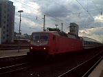 120 154-0 im schnen Orientroten Farbkleit verlsst den Dortmunder HBF