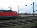 Die 120 146-6 rangiert nun ihren IC 1855 aus Frankfurt ins Vorfeld des Leipziger Hbf. Zur gleichen Zeit fahren RE 3712 aus Reichenbach ein, RB 26117 nach Altenburg aus und RE 26031 aus Halle(S)Hbf ein.