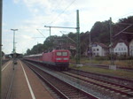IC 2803 nach Mnchen Hbf berholt am 7. Juli 2010 im Kronacher Bahnhof eine RB nach Lichtenfels. Schublok des InterCity war die ex ZDF Werbelok 120 151-6.