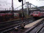 Eine 120 fhrt mit bb Waggons durch den Ulmer Hbf ob es eine Leerfahrt oder ein Personenzug ist war nicht ersichtlich.Obwohl jeder Ec oder Ic in Ulm hlt den Zugschildern an den sterreichischen Waggons hies der Zuglauf Dortmund Hbf - Klagenfurt. Wer mehr darber wei kann ja Auskunft geben.Das Video entstand zwischen 12:00 und 15:00 Uhr am 26.09.2007.