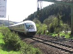 Eine Baureihe 120 schiebt Ihren Intercity die Frankenwaldrampe kurz hinter Frtschendorf (Landkreis Kronach)hinauf.