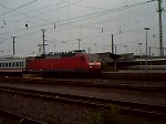 120 137 verlässt mit dem UEx 1964 den Dortmunder Hbf, am Schluss der Fahrradwagen