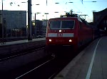 BR120 143-3 hatte heute (17.07.2008) die Ehre den CNL 378 Jan Kiepura nach Frankfurt zu bringen aufgenommen am 17.07.2008 6:21Uhr Kln Hbf Gleis 7.
Fr das Gegenlicht mchte ich mich entschuldigen, leider war eine andere Position nicht mglich. Wenn ich mich mit gerdreht htte wre 1 Signal und 1 Mast im Vordergrund gewesen.