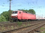 Baureihe 120 142-5 verlsst mit einer Intercity Garnitur die Stadt Frth / Bayern in Richtung Wrzburg.