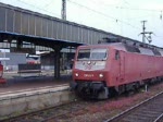 Die orientrote 120 142 verlässt gerade den Dortmunder Hbf mit IC2219 am Hacken.(25.05.07)