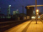 Die ZDF-Werbelok 120 151-6 verlsst mit einem ICE-Ersatzzug am 7.11.2008 Frankfurt/M Hbf. Gru an den Tf!