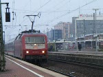 Die orientrote 120 148-2 verlsst in Doppeltraktion mit einer weiteren 101 den Dortmunder Hbf mit einem IC auf der Fahrt nach Bochum. Nchster Halt ist Hagen.  05.04.`09