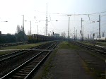 Während ein Ersatz-IC aus Nürnberg den Bahnhof Großkorbetha auf Gleis 3 durchfährt, rangiert eine MEG-220 mit einem Kohlezug auf Gleis 2 herum. (04.04.2009)