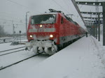 120 201-9  mit RE 33012 von Rostock Hbf nach Hamburg Hbf bei der Ausfahrt im Rostocker Hbf.(17.01.10)