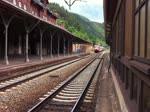 120 155 ist am 27.5.11 mit einen Ersatz IC auf der Frankenwaldbahn unterwegs. Hier durchfhrt er grade den Bahnhof Probszella.