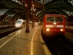 120 159-9 fhrt mit IC 2024 Frankfurt(Main)Hbf - Hamburg-Altona aus Kln Hbf aus, fast gleichzeitig fhrt ICE 516 Mnchen Hbf - Dortmund Hbf am Nebengleis ab.