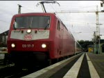 120 117-7 (orientrot) zieht den IC 2298 Salzburg - Frankfurt(Main)Hbf in umgekehrter Wagenreihung aus Darmstadt Hbf.