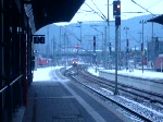 Der IC 73933 in 120-Sandwich-Traktion nach Nrnberg durchfhrt den Bahnhof Saalfeld (Saale) auf Gleis 4 am 01.02.2009.
