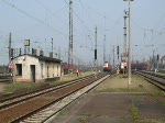 Ein ICE-Ersatz-IC durchfhrt am 04.04.2009 mit zwei ehemaligen Touristikzugwagen (!) den Bahnhof Grokorbetha und verschwindet hinter einem Kohlezug.