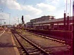 BR 145 beim verlassen des Hannover Hbf.mit einem Containerzug,zwischen Gleis 8und9.