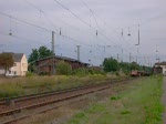 Eine Lok der Baureihe 145 zieht einen langen Güterzug aus Richtung Bitterfeld kommend durch Raguhn Richtung Dessau.