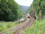 Eine 146 schiebt einen Doppelstockzug die Geislinger Steige hinauf, am 08.09.2009.