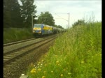 Die 146 522 von INTERCONNEX zog am 15.7.10 einen Kesselwagenzug in Richtung Leipzig-Leutzsch.Bahnübergang in Leipzig-Miltitz