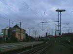 Gterzugeinfahrt in Lehrte am 28.11.2009 mit 152 009-7.