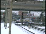 ME 146-016  Celle  zog den Metronom nach Lneburg von GLeis 5 aus dem Bahnhof HH-Harburg daneben fuhr eine 152 mit einem gemischten GZ druch den Bahnhof HH-Harburg. Gesehen am 21.12.09.