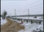 Eine 152 von fuhr mit einem schweren Gz durch ein vorrtchen bei Lneburg am 16.1 und wird gleich den Bahnhof Lneburg durchfahren.