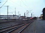 Langsame Ausfahrt eines Gterzuges in Lehrte, am 19.Mrz 2010 in Lehrte mit BR 152.