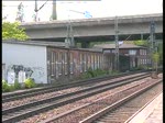 Eine 185 fuhr mit einer 152 im Schlepp und einem Getreidezug durch den Bahnhof Hamburg-Harburg am 22.5.