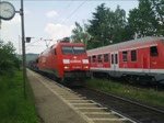 Whrend sich am 25.6.10 die RB 34520 nach Gemnden in bewegung setzte, durchfuhr die 152 099-8 der Railion mit gemischtem Gterzug den Bahnhof Himmelstadt in Richtung Wrzburg.