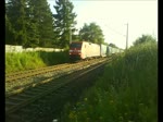 Die 152 111-1 zog am 20.7.10 den LKW Walter Zug am Bahnbergang von Miltitz in Richtung Leipzig-Leutzsch vorbei.