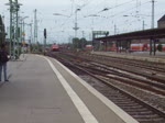 eine 152er mit einem Containerzug durchfährt den Bremer Hbf.