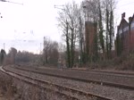 Eschweiler Hbf am 10/12/2016. 152 117-8 mit KLV kreuzt ausfahrenden RE mit 146 263.