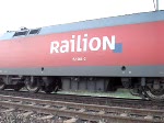 152 064-2 hat nun an der Einfahrt von Hohe Schaar (AHOS) und rollt mit ihrem Containerzug in den Bahnhof ein. 